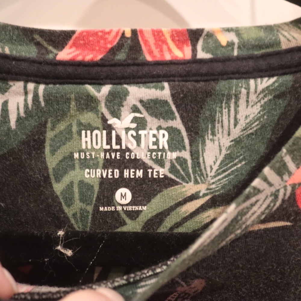 Hollister Black Tropical Print Short Sleeve Tee - Picture 7 of 10